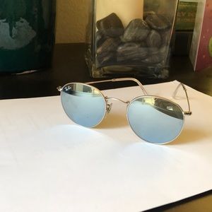 Blue mirror round rimmed Ray-bans
